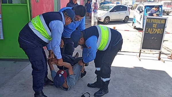 SERENAZGO DE POCOLLAY CAPTURA A SUJETO QUE AMENAZABA A COMERCIANTES EN EL MERCADO 24 DE JUNIO