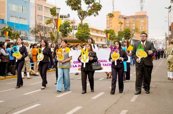 DEMUNA DE POCOLLAY PARTICIPÓ EN DESFILE POR TACNA